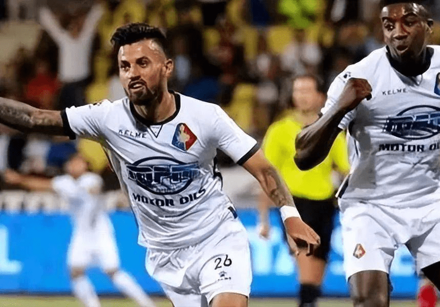 略正走在正 略正走在正